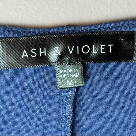 NWT Ash & Violet Blue V-Neck Embroidered Floral Top M - Picture 6 of 7